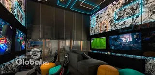 Sala de estar moderna com múltiplas telas de televisão.