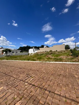 A fachada de uma propriedade em Lajeado, Brasil, com área pavimentada na frente.