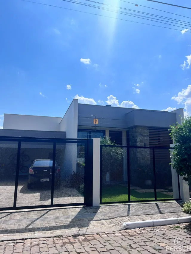 Fachada moderna de uma residência com portão em Lajeado, Brasil.