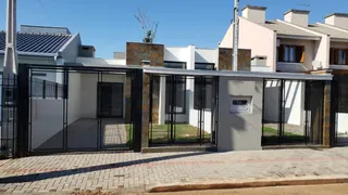 Fachada moderna de uma residência com esquadrias escuras em Lajeado.