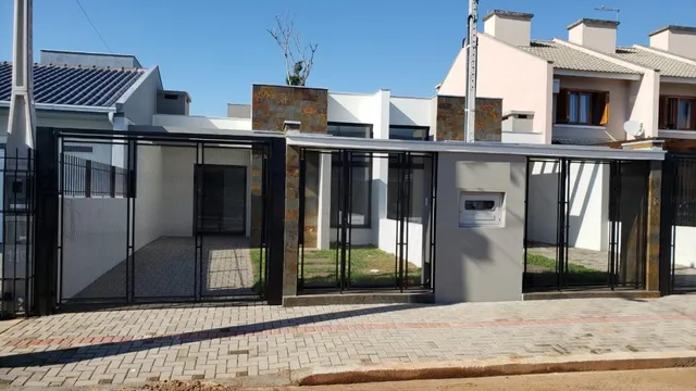 Fachada moderna de uma residência com esquadrias escuras em Lajeado.
