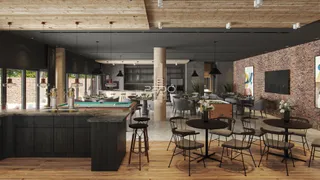 Ambiente interno de um espaço com decoração moderna e piso de madeira.