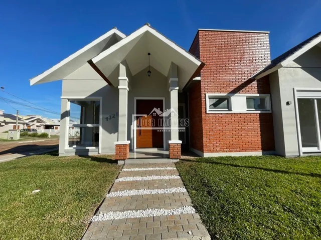 Fachada de uma casa em Lajeado, Brasil, com entrada frontal e jardim.