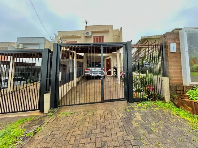 Fachada de uma residência em Lajeado, Brasil, com portão de ferro preta.