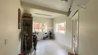 Interior de uma sala com piso de cerâmica e janelas em um imóvel em Lajeado.