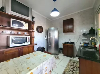 Quarto com cama e móveis de madeira.