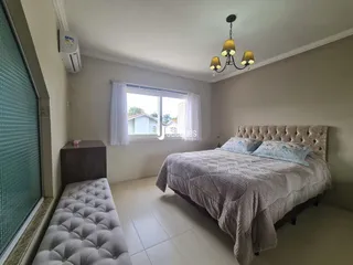 Quarto com cama e janela em um imóvel no Brasil.