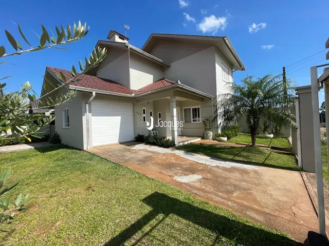 Fachada de uma casa residencial em Lajeado, Brasil, com jardim e entrada de garagem.