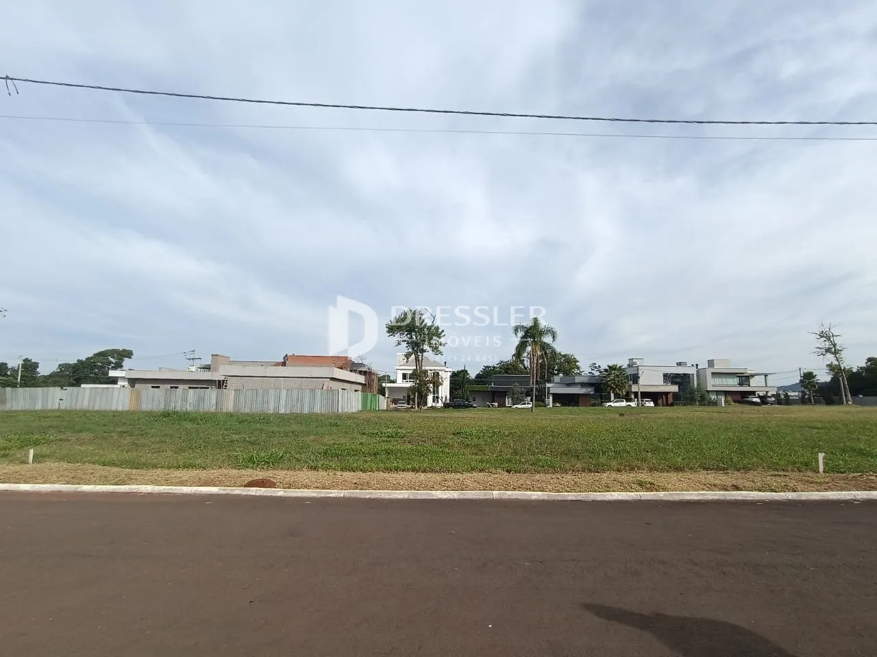 Vista externa de uma propriedade em Lajeado, Brasil, com área gramada à frente.