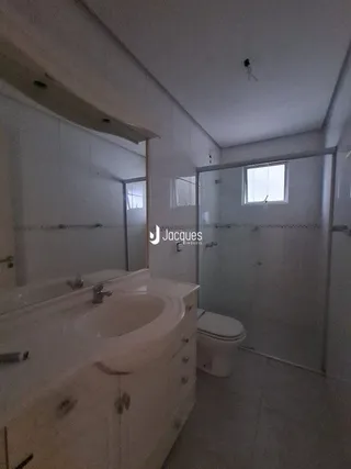 Foto de um banheiro interno em uma residência.