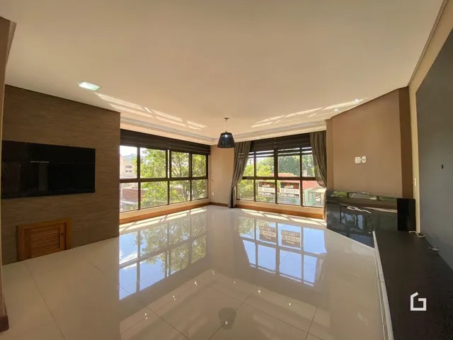 Sala de estar com piso branco e grandes janelas.
