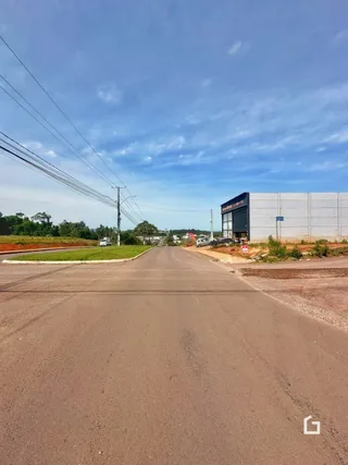Vista da fachada de um edifício ao longo de uma estrada no Brasil.