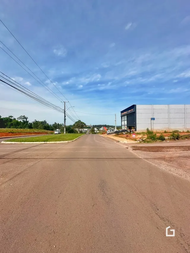 Vista da fachada de um edifício ao longo de uma estrada no Brasil.