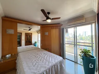 Quarto com cama e vista para a área externa.