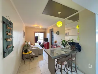 Sala de estar com mesa de jantar em um apartamento no Brasil.