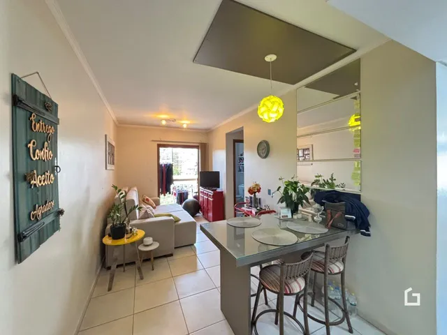 Sala de estar com mesa de jantar em um apartamento no Brasil.
