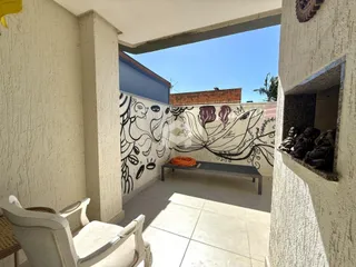 Vista de uma área externa com parede decorada em Lajeado, Brasil.