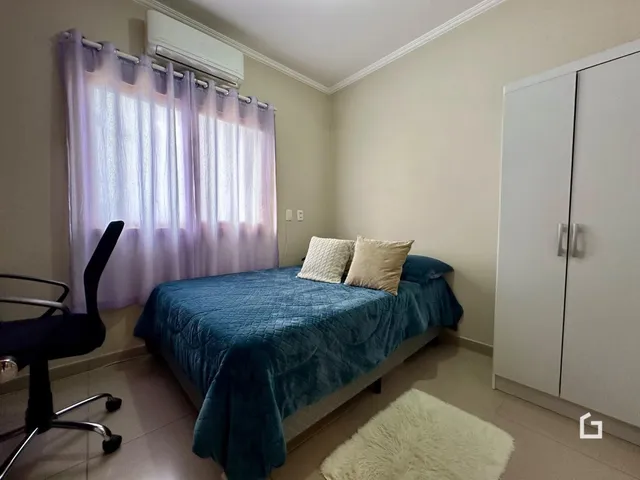 Quarto com cama e armário em um imóvel no Brasil.