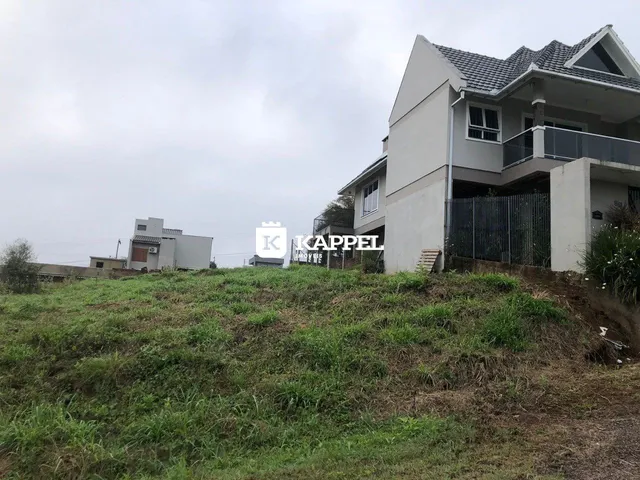 Foto da fachada de uma casa em Lajeado, Brasil, com um terreno gramado em primeiro plano.