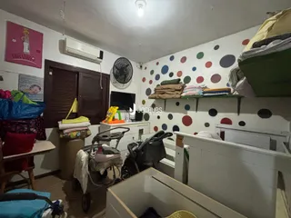 Quarto com armário e cama em um ambiente residencial.