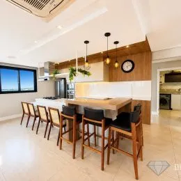 Foto do interior de uma cozinha com armários de madeira e bancada clara.