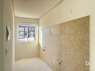 Vista interna de um corredor com parede revestida em Lajeado.