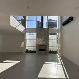 Ambiente interno amplo com grandes janelas.