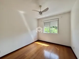 Foto de uma sala com piso de madeira e janela em um imóvel.
