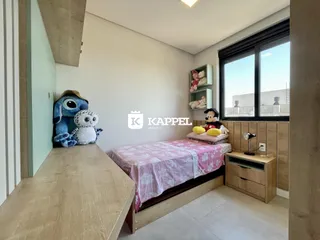 Quarto com cama e decoração de pelúcia em um ambiente claro.