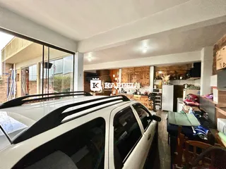Vista da sala de estar com grande janela que dá para o exterior.