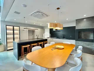 Vista da sala de jantar integrada à cozinha em um imóvel no Lajeado.