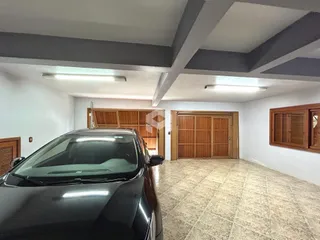 Ambiente interno de uma residência com piso de cerâmica e detalhes em madeira.