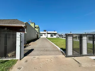 Vista da fachada de uma propriedade em Lajeado, Brasil, com cerca e jardim.