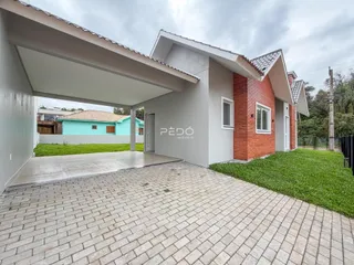 Fachada de uma residência com área coberta e pátio em Lajeado, Brasil.