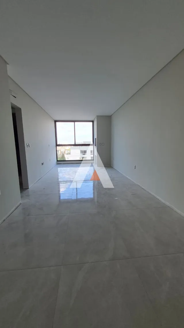 Vista de um corredor interno com paredes brancas e piso cinza claro.