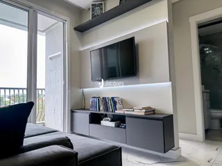 Sala de estar com porta de vidro e vista para o exterior.
