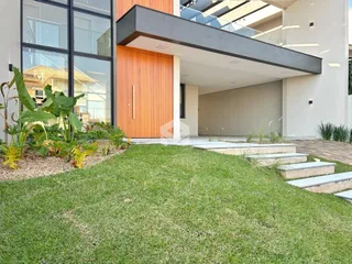 A fachada da residência em Lajeado, Brasil, exibe a área externa e o jardim.