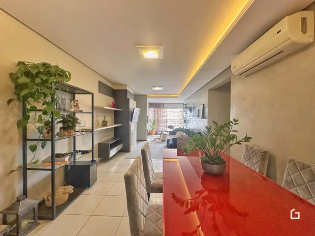 Hall de entrada com estantes e piso de cerâmica em uma propriedade brasileira.