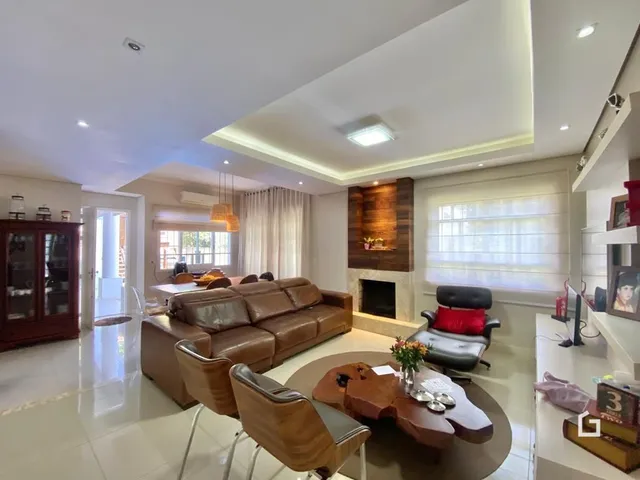 Sala de estar com sofá e lareira em um imóvel.