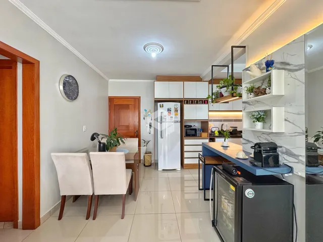 Ambiente interno de uma sala de jantar e cozinha moderna.