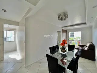 Ambiente interno moderno com sala de jantar e área de passagem em imóvel no Brasil.