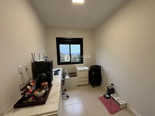 Vista de um corredor interno com janela em uma residência.