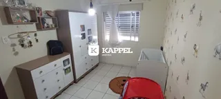 Quarto interno com armários brancos e parede decorada com estampa de girafas.