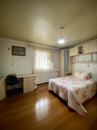 Quarto com cama e armário em um apartamento no Brasil.