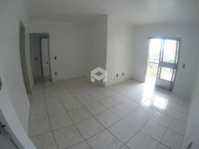 Interior de uma sala com piso de cerâmica clara e porta de vidro.