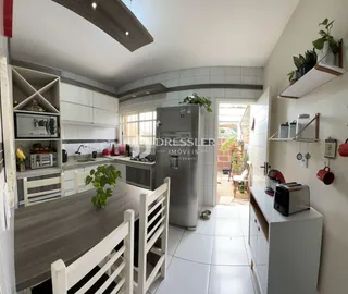 Interior de uma cozinha e sala de jantar em um imóvel no Brasil.