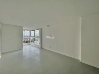 Sala ampla com vista para a cidade.