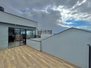 Fachada de uma residência moderna com deck de madeira em Lajeado, Brasil.