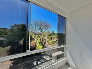 Vista da paisagem externa através da janela da propriedade.