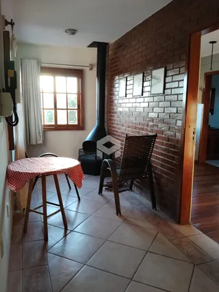 Foto de um ambiente interno com mesa de jantar coberta por uma toalha xadrez.